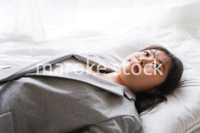 仕事中に仮眠を取る若いビジネスウーマン