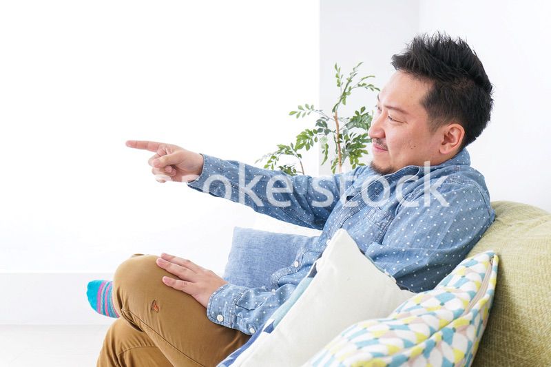 家でリラックスをする男性