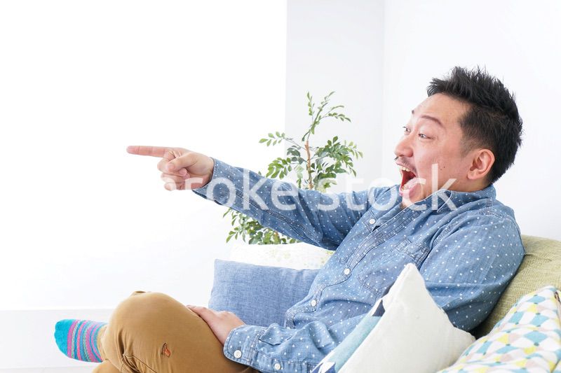 家でリラックスをする男性