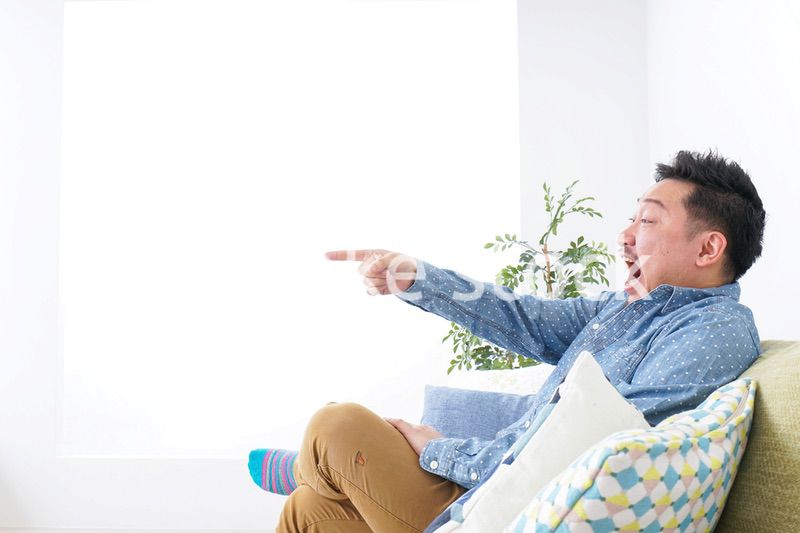 家でリラックスをする男性