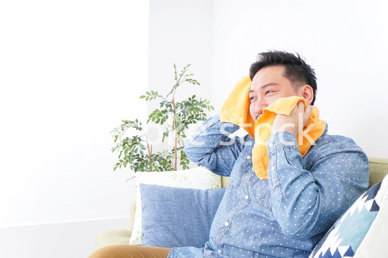 家でくつろぐ男性