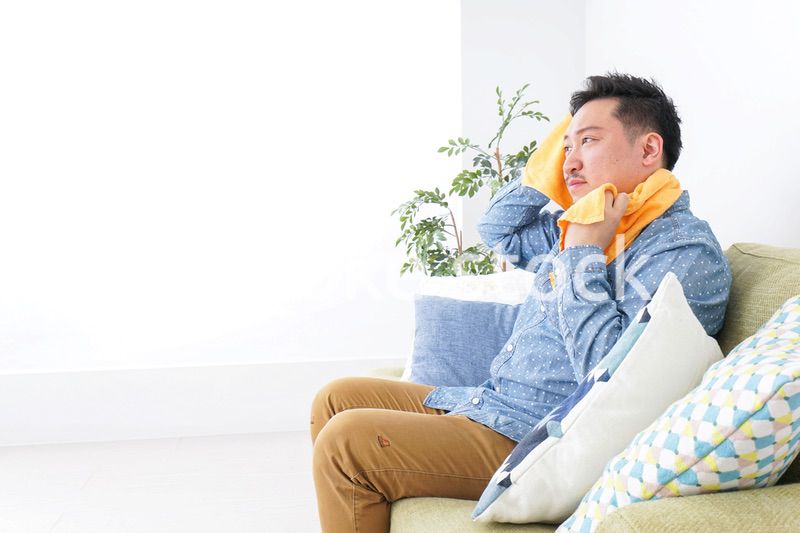 家でくつろぐ男性