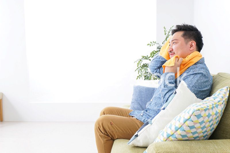 家でくつろぐ男性