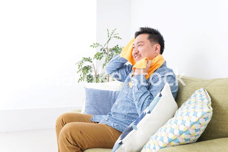 家でくつろぐ男性
