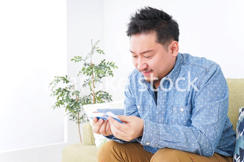 語学学習をする男性