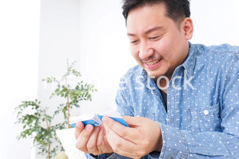 家で勉強する男性