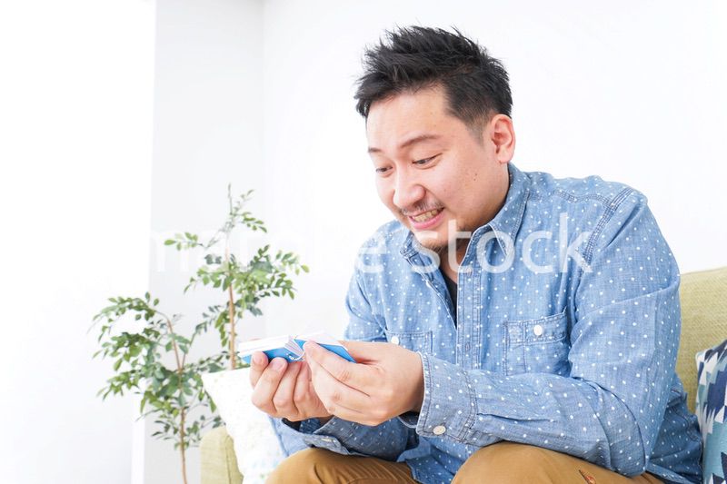 家で勉強する男性