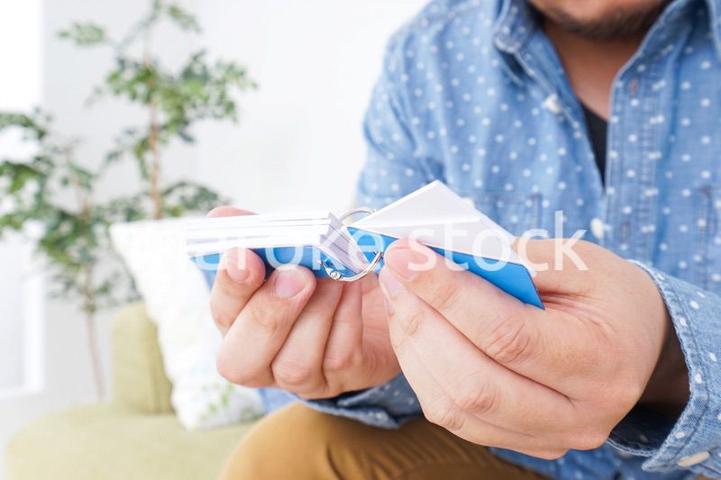 語学学習をする男性