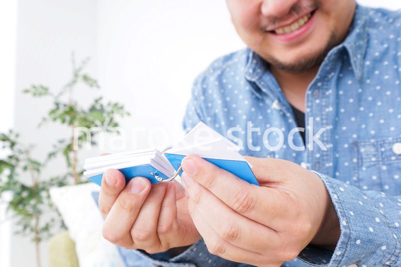 家で勉強する男性