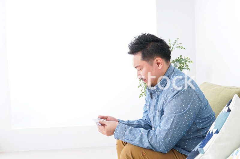 語学学習をする男性