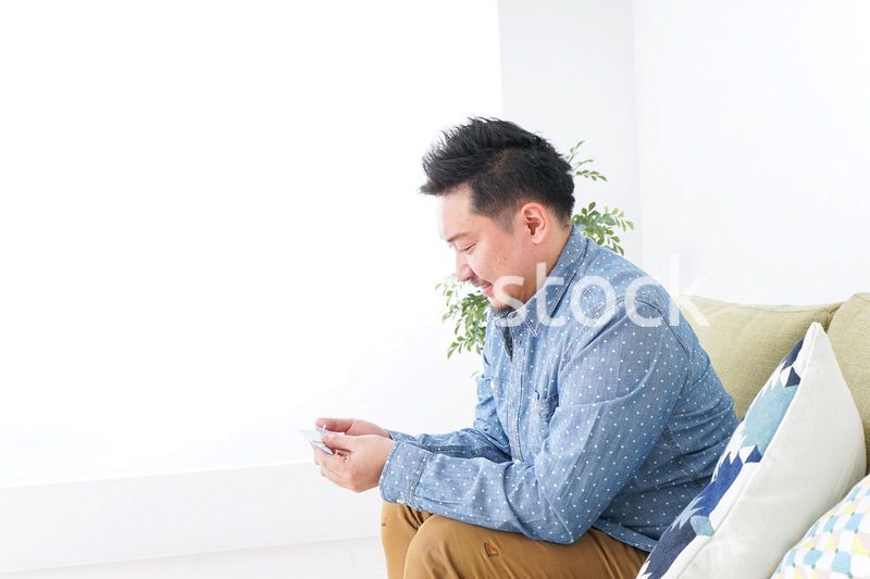 家で勉強する男性