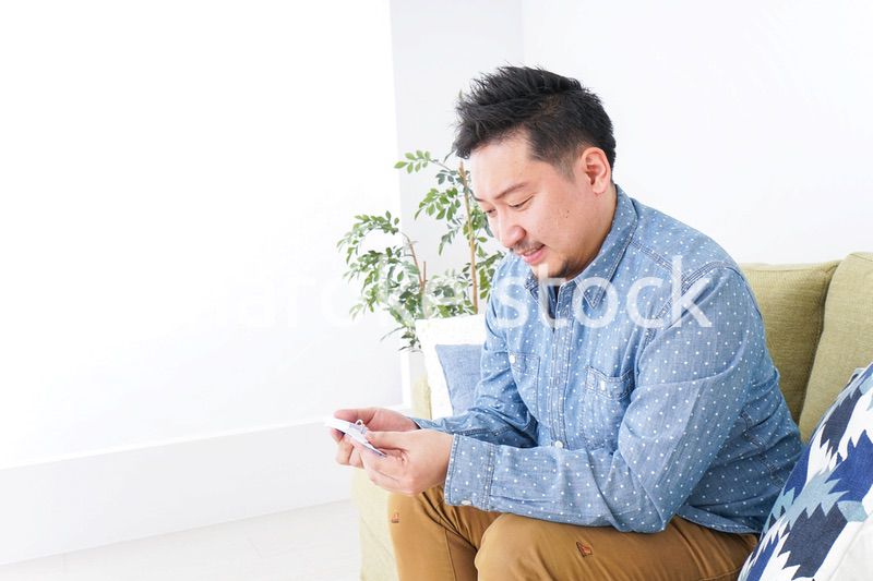 語学学習をする男性