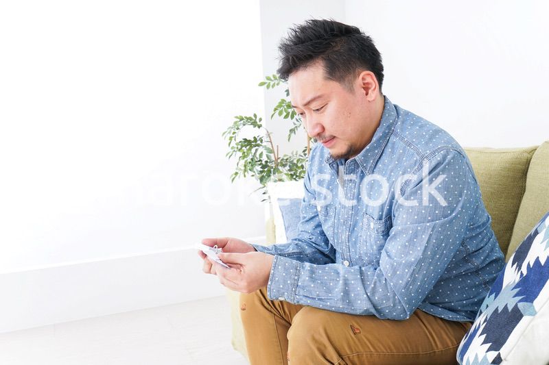 家で勉強する男性