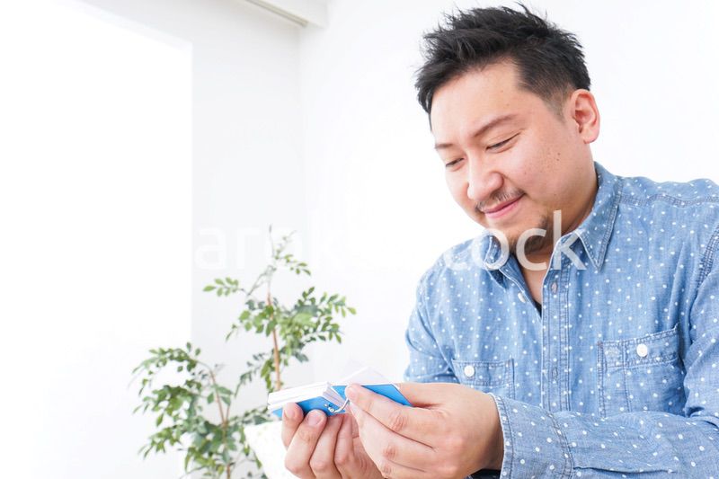 家で勉強する男性