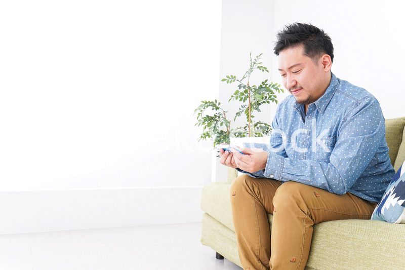 家で勉強する男性