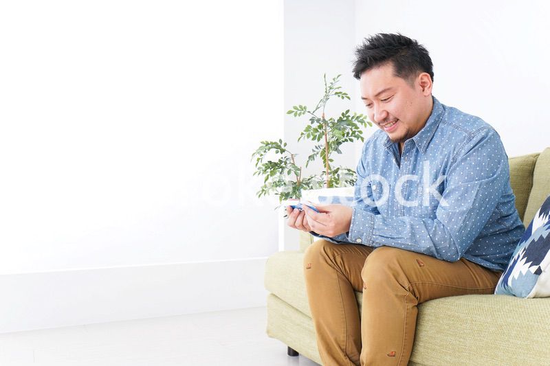 語学学習をする男性