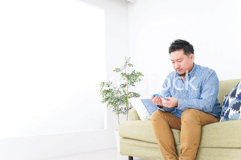 家で勉強する男性