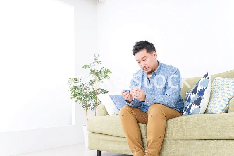 家で勉強する男性