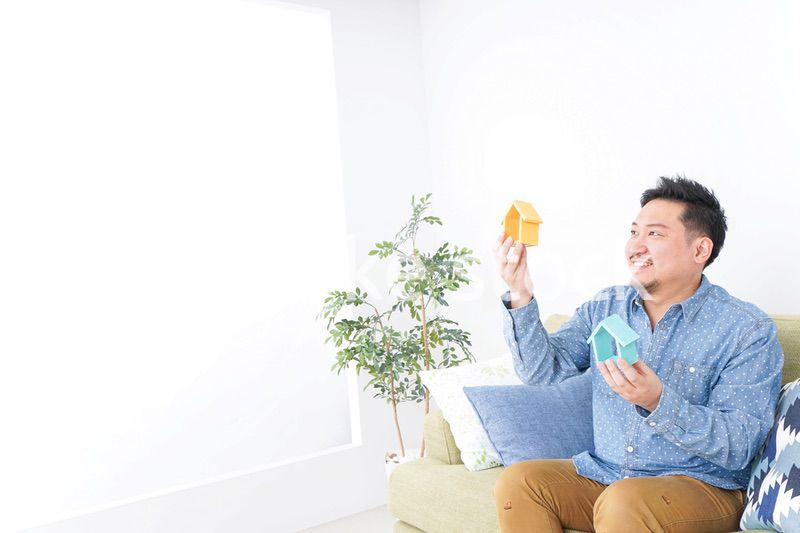 不動産を比較する男性