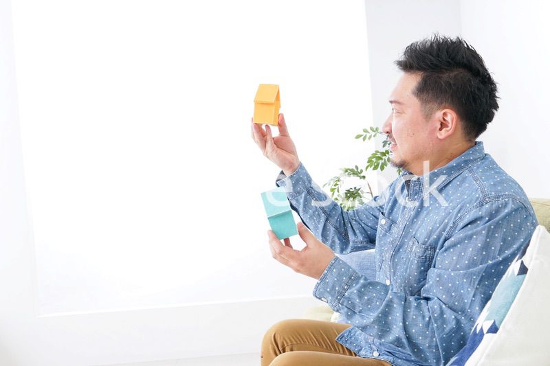 不動産を比較する男性