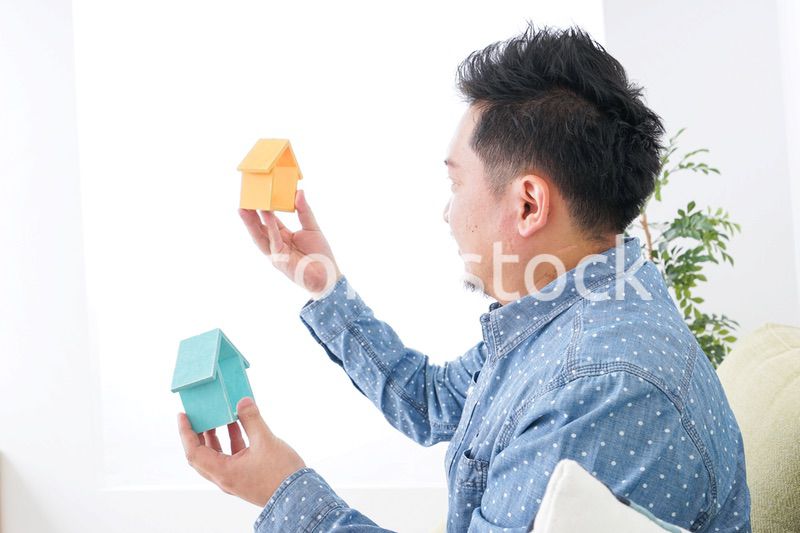 不動産を比較する男性