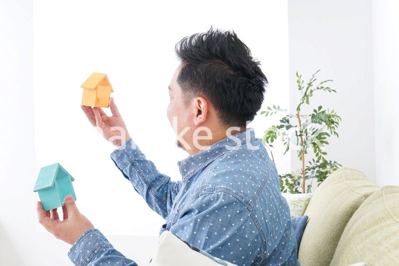 不動産の比較をする男性