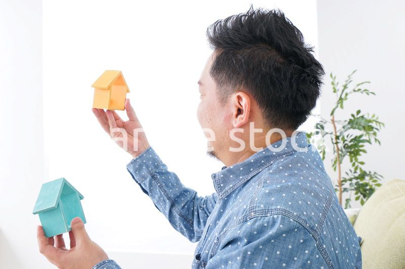 不動産の比較をする男性