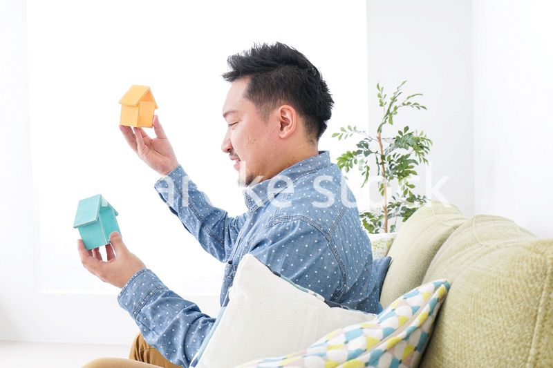 不動産の比較をする男性