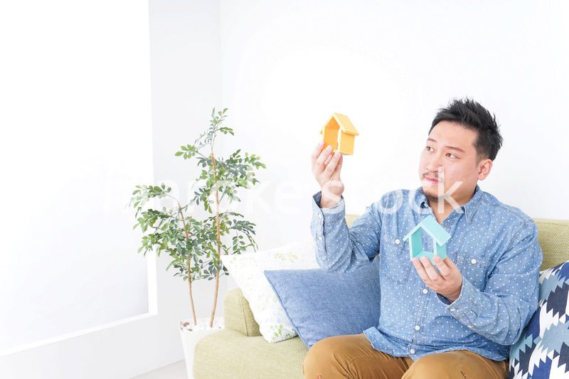 不動産を比較する男性
