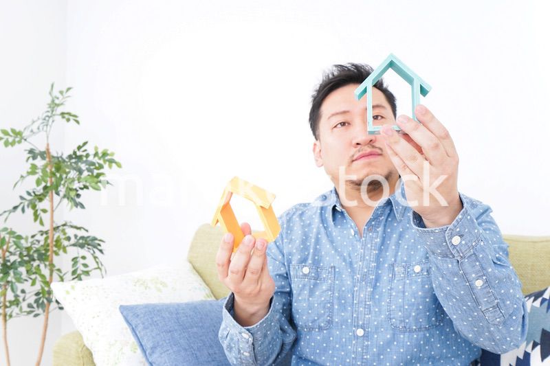 不動産を比較する男性