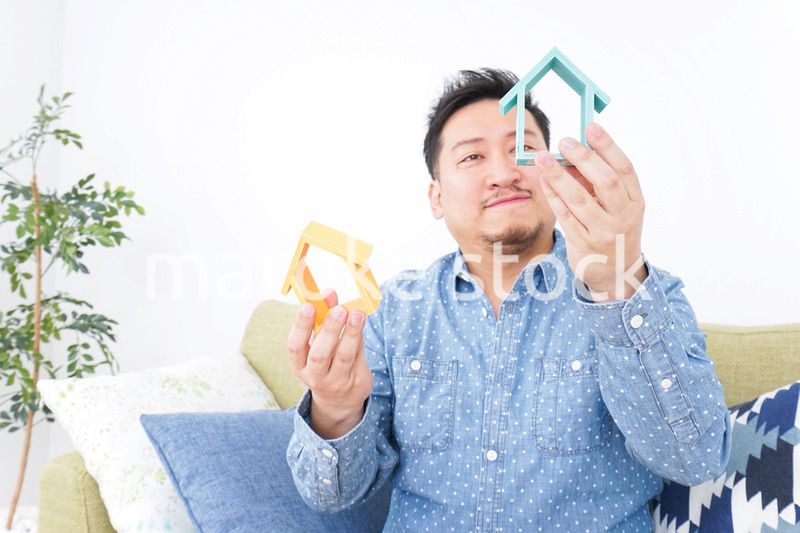 不動産の比較をする男性