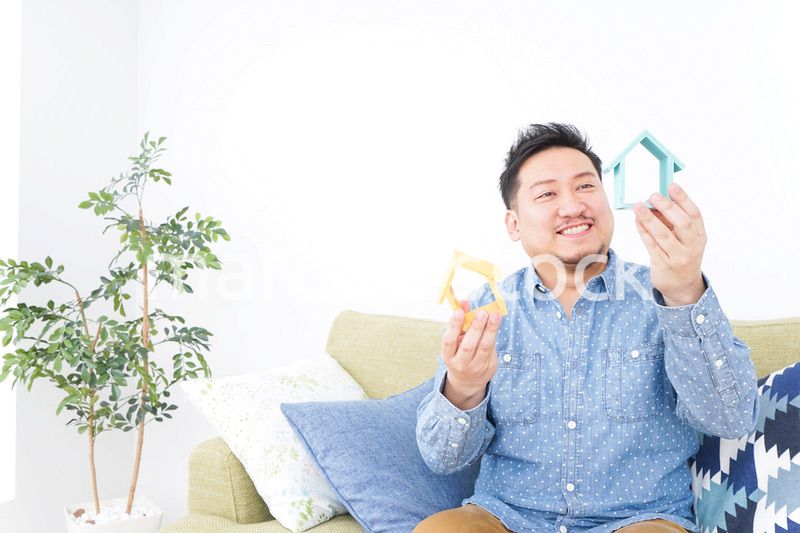 不動産を比較する男性