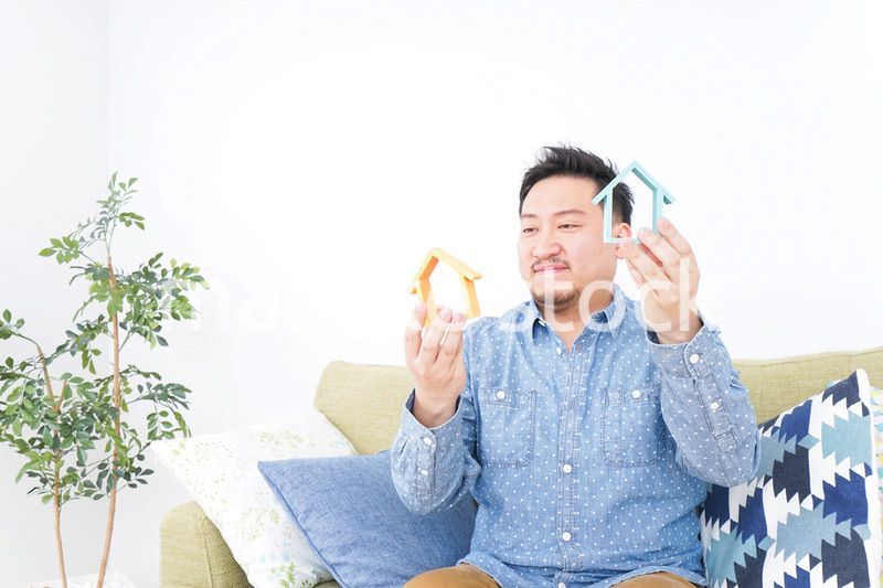 不動産を比較する男性