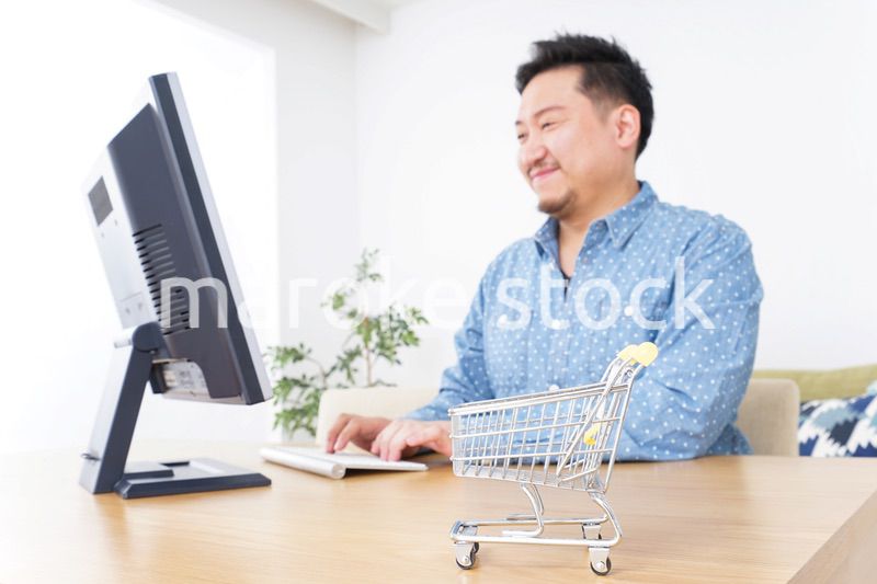 ネットショッピングする男性