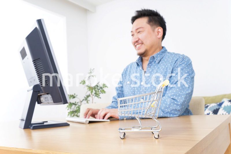 ネットショッピングする男性