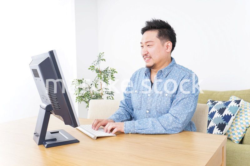 ネットショッピングする男性