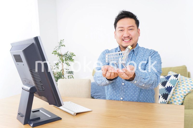 ネットショッピングする男性