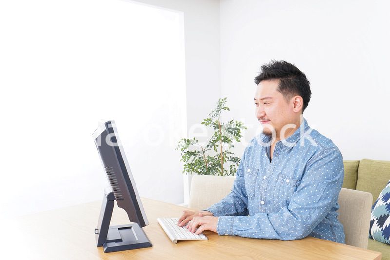 ネットショッピングする男性