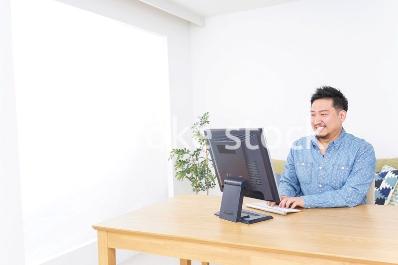 ネットショッピングする男性