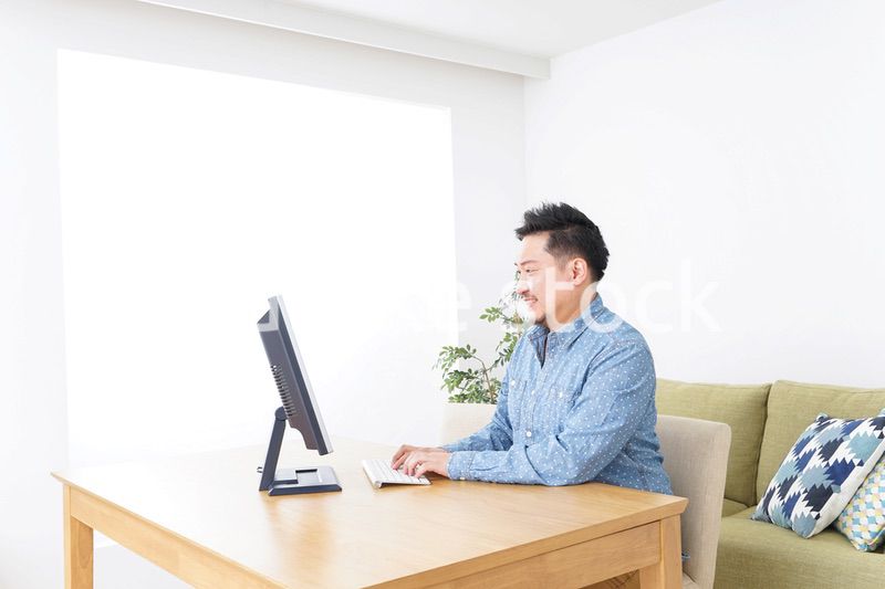 ネットショッピングする男性