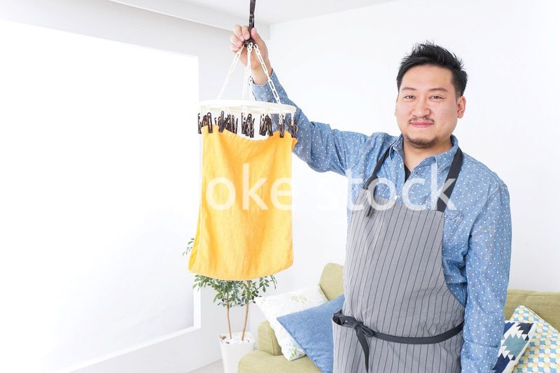 洗濯をする男性