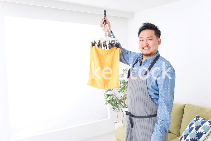 洗濯をする男性