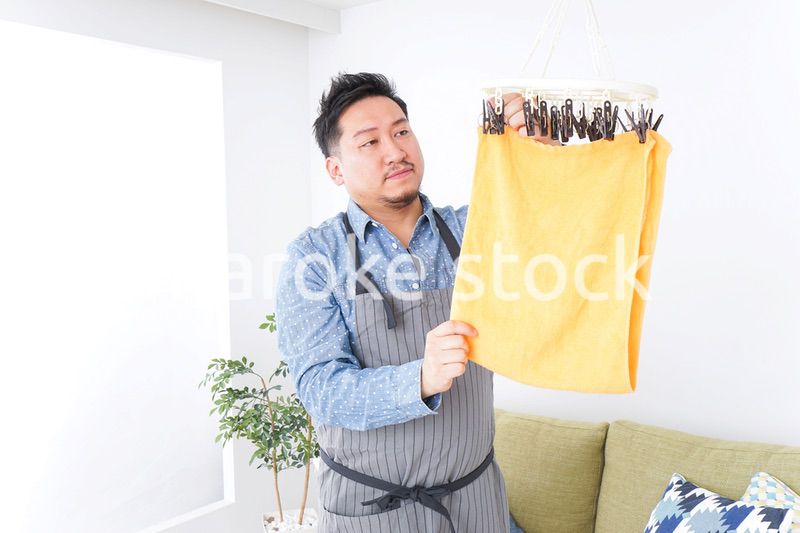 洗濯をする男性