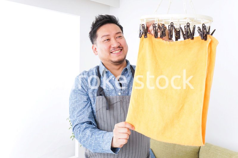 洗濯をする男性
