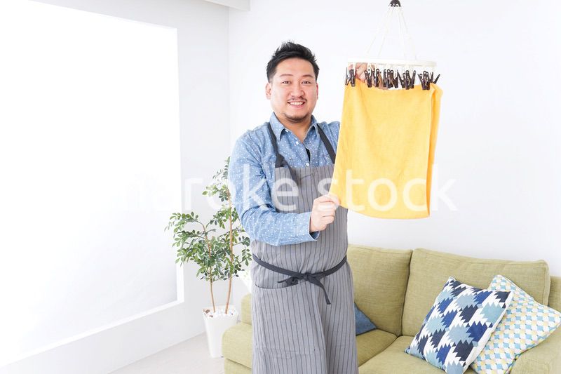 洗濯をする男性