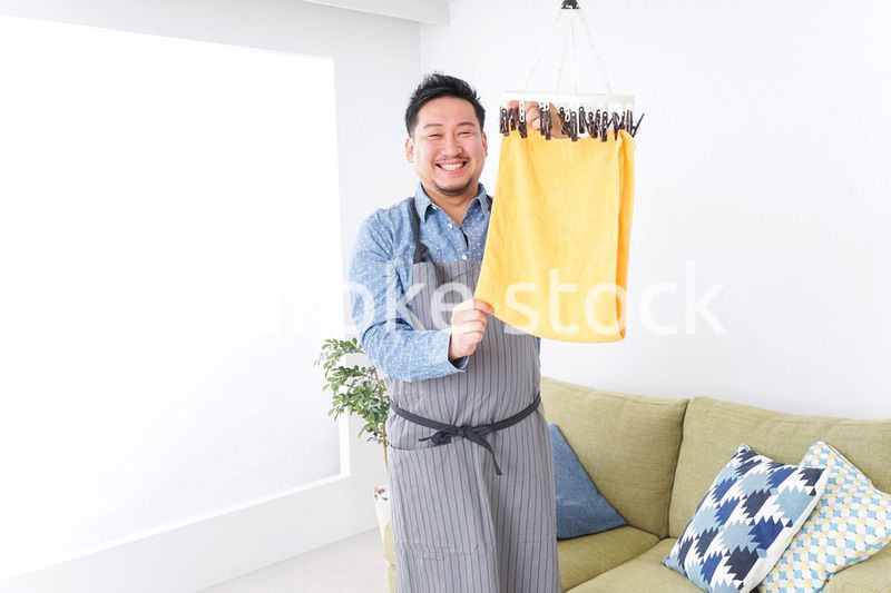 洗濯をする男性