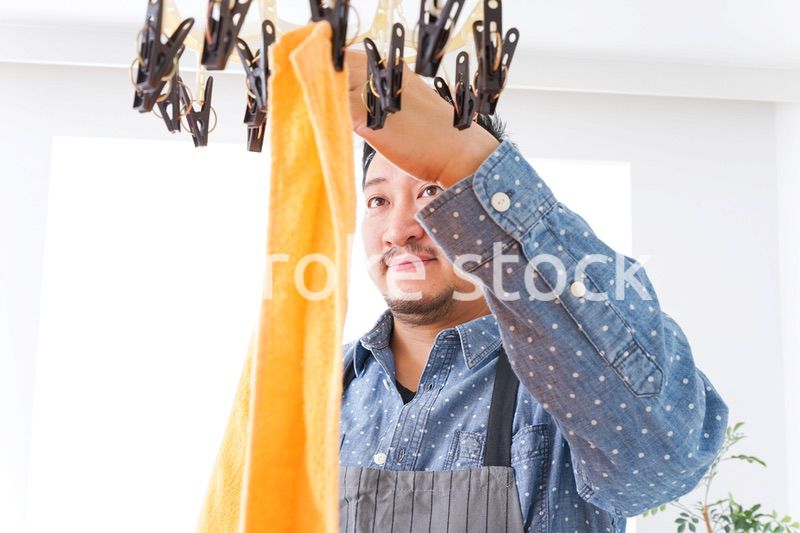 洗濯をする男性