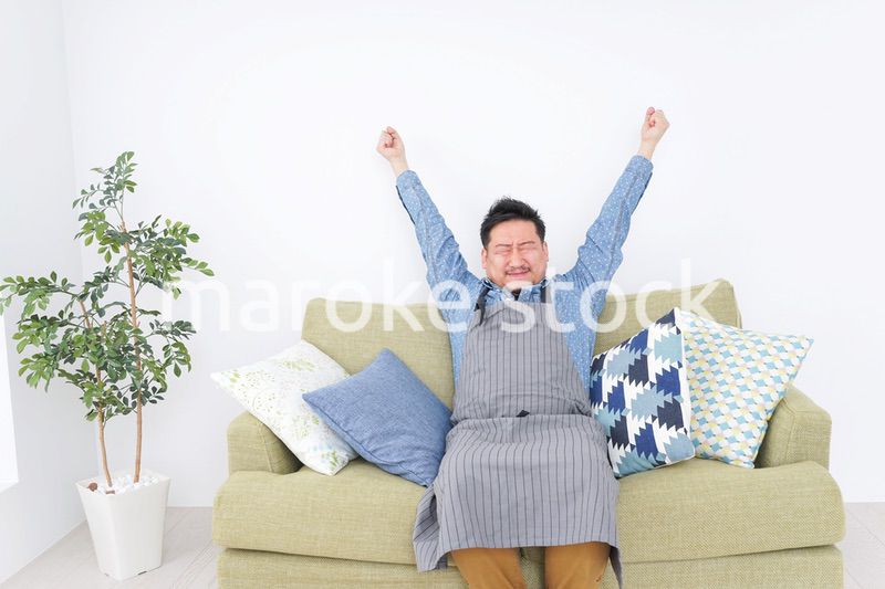 伸びをする男性