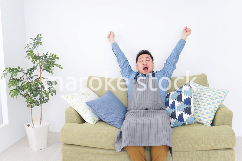 家でくつろぐ男性