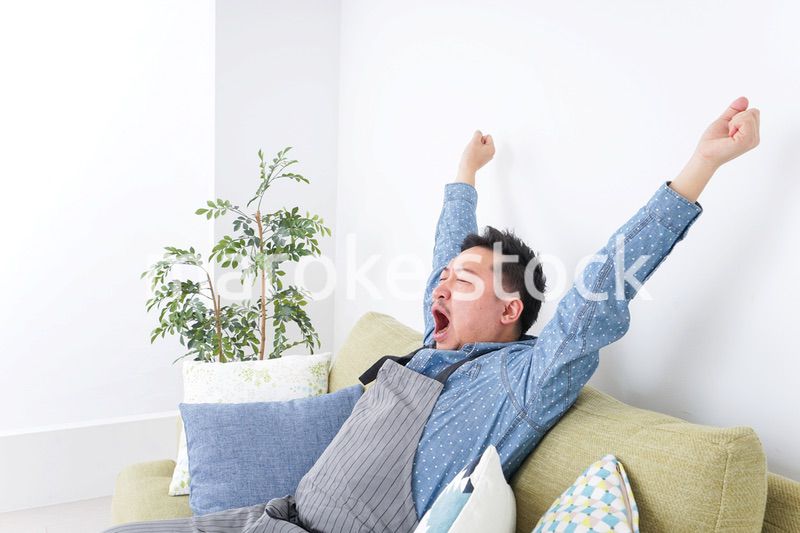 伸びをする男性